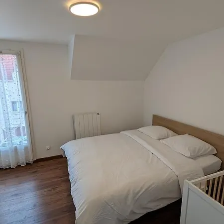 Comfortable House, 1 Mins From Train Station شقة بْليزيرْ