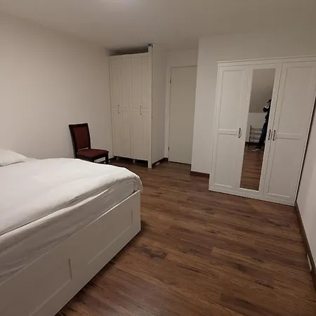 Comfortable House, 1 Mins From Train Station شقة *