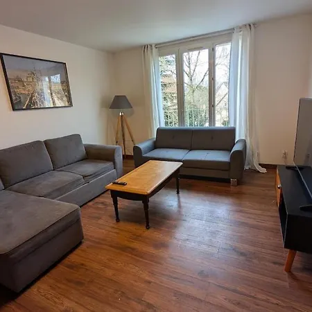 شقة Comfortable House, 1 Mins From Train Station بْليزيرْ