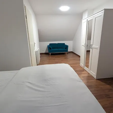 Comfortable House, 1 Mins From Train Station شقة