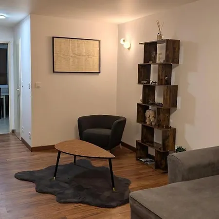 Comfortable House, 1 Mins From Train Station