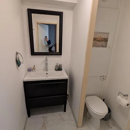 Comfortable House, 1 Mins From Train Station شقة *